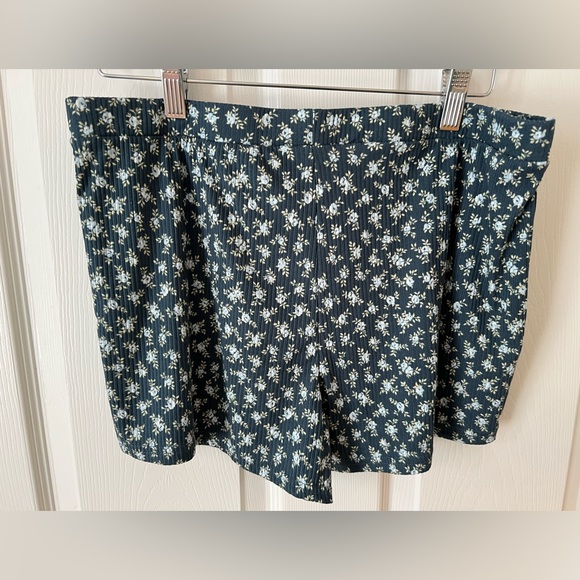 Laura Ashley floral cottagecore Soft Short Sleeve Top/Shorts Pajama Set Sz: L - Picture 12 of 16